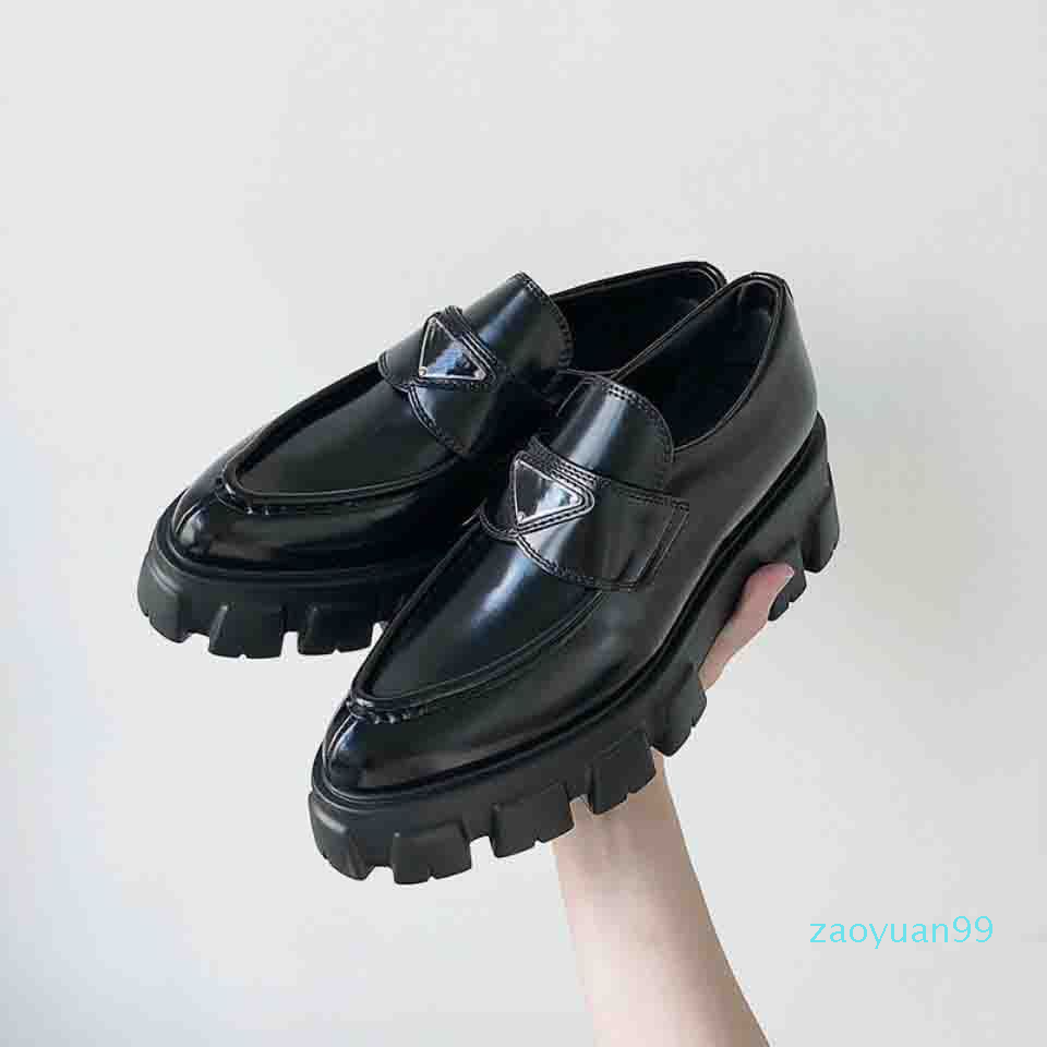 Designer Femmes Bottes chaussure décontractée Cuirs Chaussures Mocassins Baskets Plateforme Surélevée Talon Triangle Métal Mat Cuir Verni Monolit