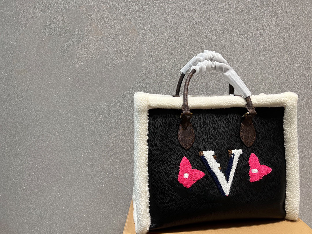 

Hair Totes Lamb Bag Women Hairy Handbag Purses Large totes Shopping Bags Hardware Triangle Fashion Embossed Letters Interior Zipper Pocket Handbags, Black