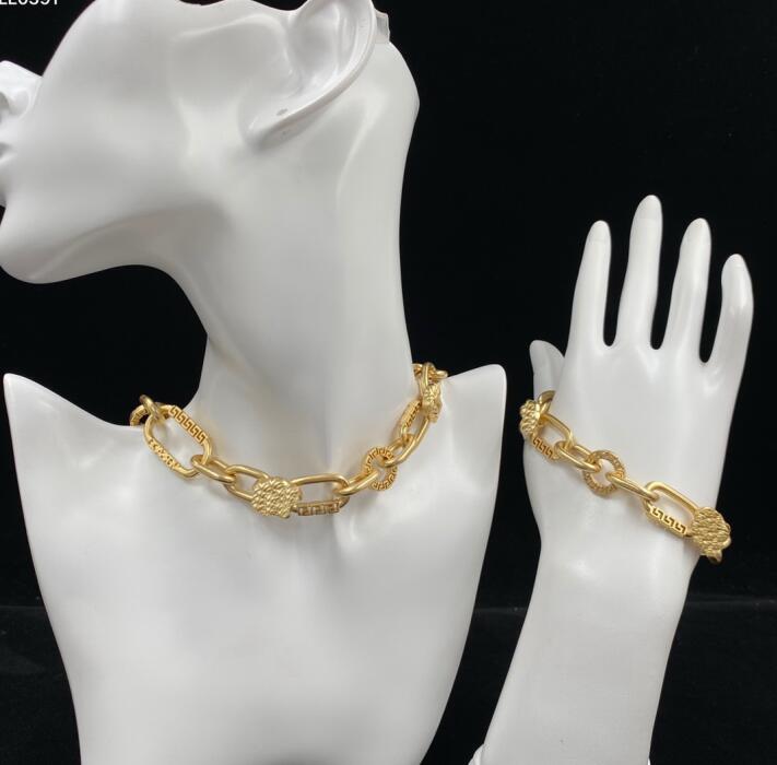 

Designer Jewelry V Letter Necklace Bracelet Greece Pattern Pure Copper Banshee Medusa Head Portrait Birthday Festive Party Gifts MS5 --01, Golden
