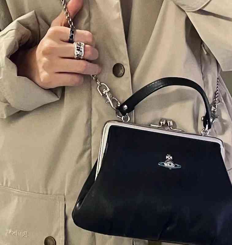 Sacs de soirée de mode 22SS Vivi West Empress Dowager bouche or Gold Lamb Skin Bumpling Portable One épaule Messenger chaîne