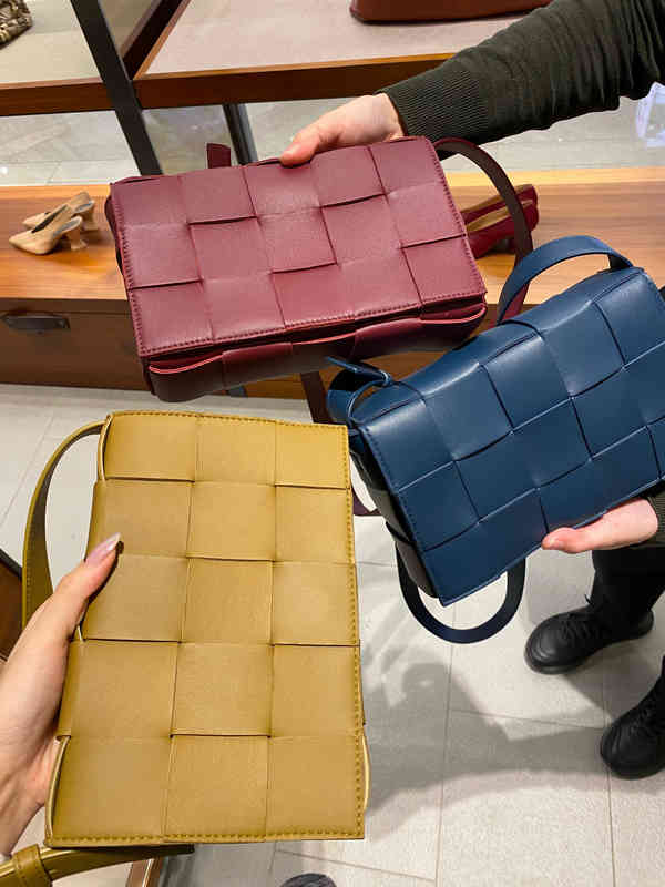 Sacs de créateurs 2022 Cassette verte Sac à taille tissée cassette carrée carrée Tofu Botegaass Chaîne de luxe Vintage Pillow Square Dumpling Lad