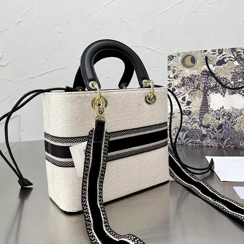 

Womens Designer Shoulder Handbags ToteS bag 1/1 Cosmetic Bags Concubine Diana Weaving Heavy Industry Bag Early Spring New Messenger evening make up