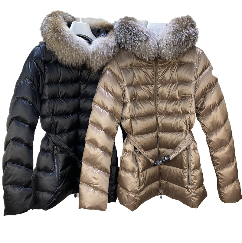 Venta caliente Diseñador para mujer Abajo y Parka Recortada Cintura cortada Slim Fit Cinturón Con capucha Cuello de piel de zorro Insignia bordada de moda Abrigo de invierno cálido