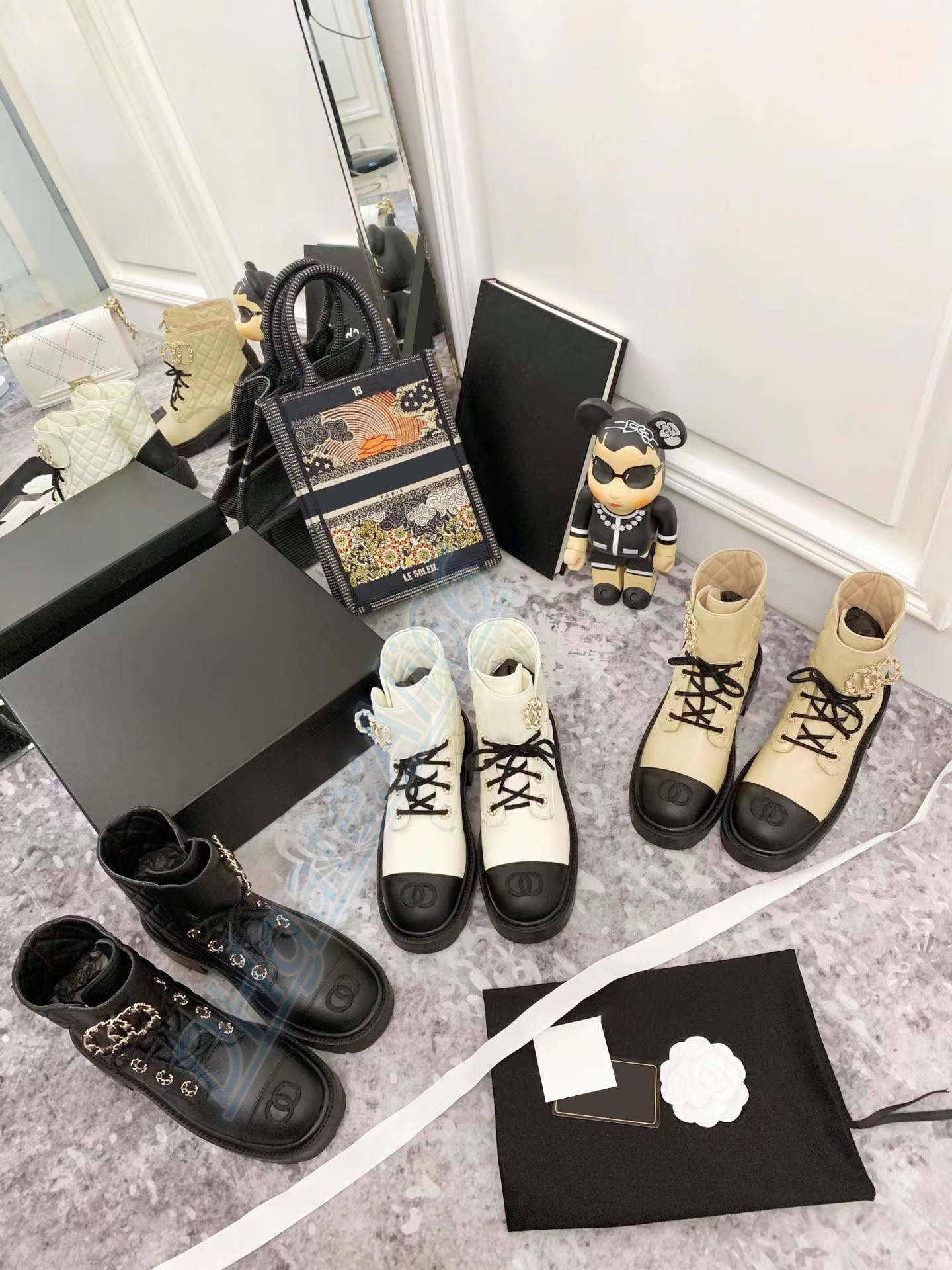 

Luxury Designer Boots Flat Wedge Martin channel Timber Genuine Leather Combat shoes Low Heel Lace Up Booties Leather Cowboy Snow Chain Logo Buckle Footwear-1, White