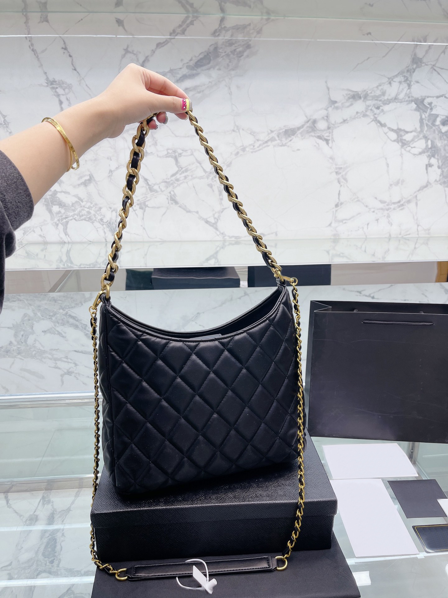 2022Grid modèle grand sac sous les bras sac pour femme automne et hiver nouveau style petit parfum fonction d'errance sac à dos à bandoulière uni