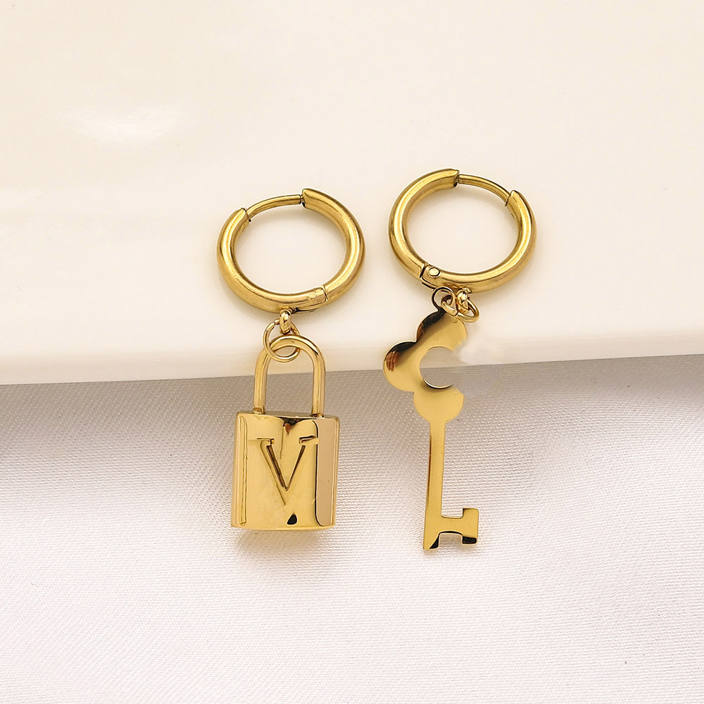 

Charm Earrings Designer Lock Key Asymmetric Ear Stud Luxury Huggie Brand Women Gold Plated Earring Wedding Party Jewelry Accessories
