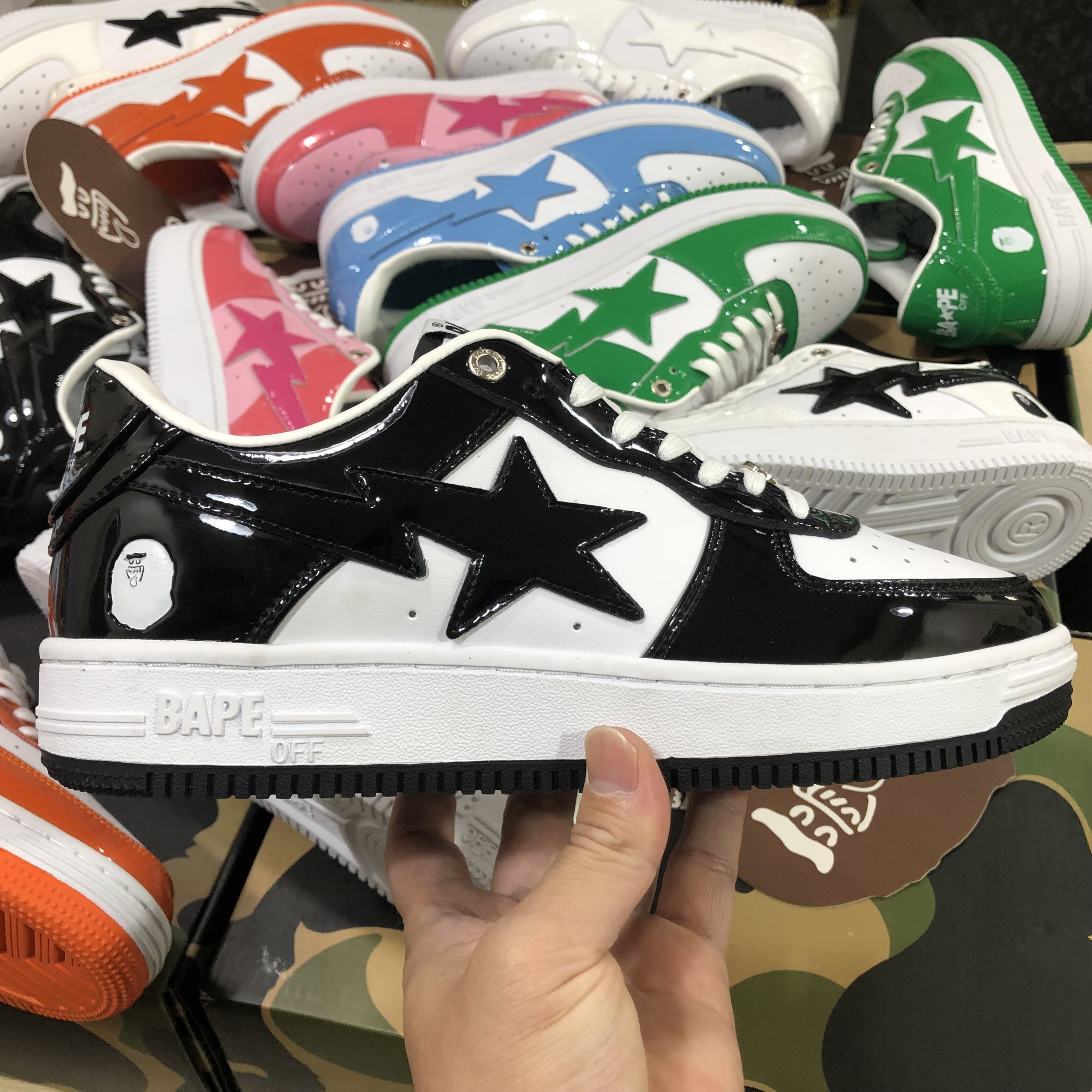 

A Bapestas off Low ABC Camo Stars Man Motorcycle Boots Sk8 Women White Green Red Black Yellow Sneakers, Box