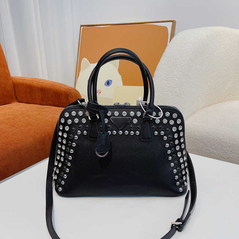

Evening Bags Totes Bag Shell Bags Designer Diamonds Handbag Luxury Leather Tote Bags Fashion Rivet Shoulder Crossbody Purses Female bag for men 220926, Pbag black