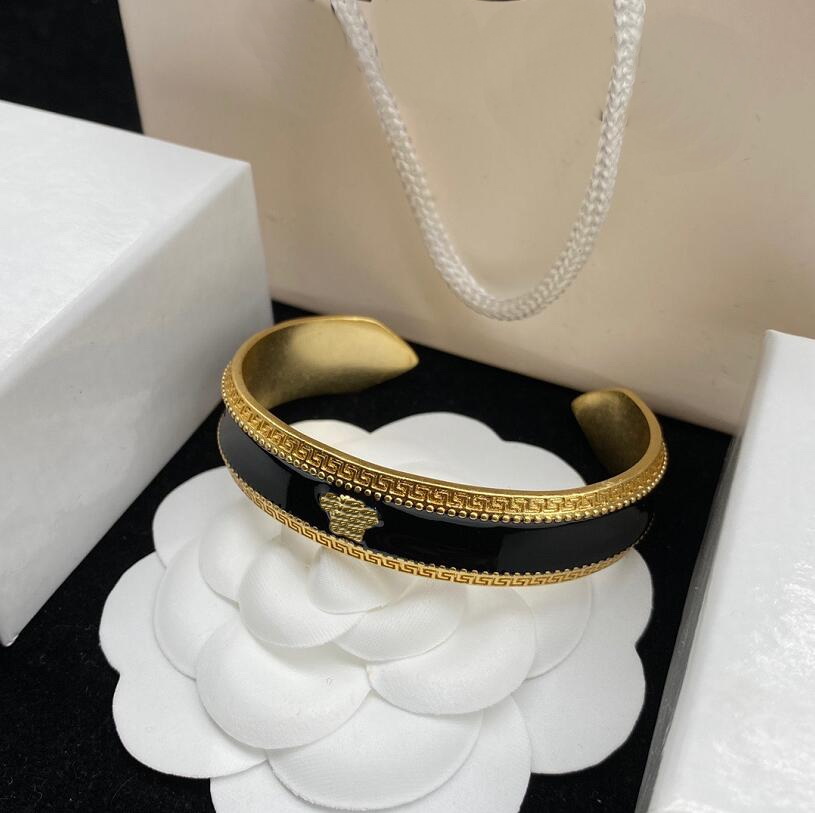 

Luxurious New Designed Black Resin Epoxy Open Bangle Banshee Medusa Head Portrait 18K Gold Plated Women Ladies Medusas Bracelets Designer Jewelry Party Gifts K92w