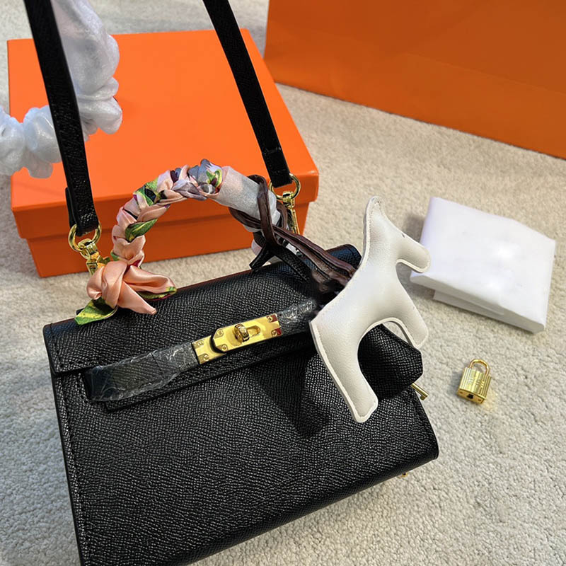 2022 Célèbre designer sac à bandoulière bandoulière fourre-tout femmes classique luxe embrayage shopping portefeuille dame capacité décontractée