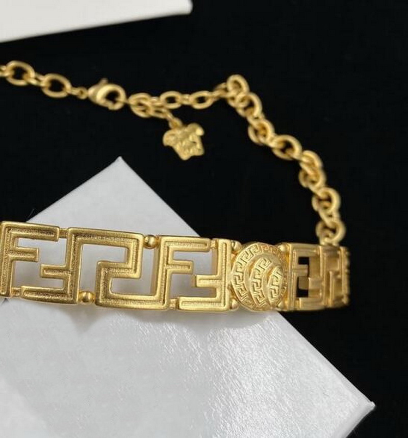 

Simple Jewelry Designed hollow out Diamonds Choker Necklaces Greece Meander Pattern Necklace Banshee Medusa portrait 18K gold plated women Designer Jewelry nu01