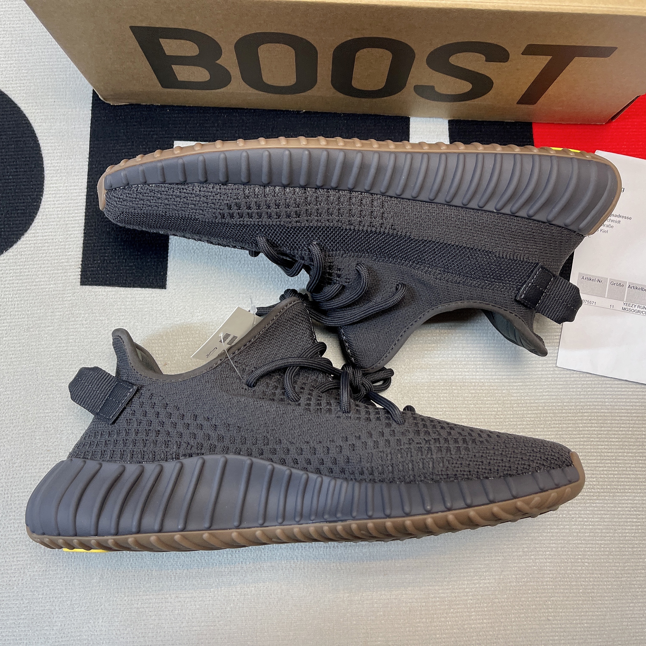 

Casual Shoes Louis Vuitton Replica with brand logo and yeezy 350 v2 WITH box, Red