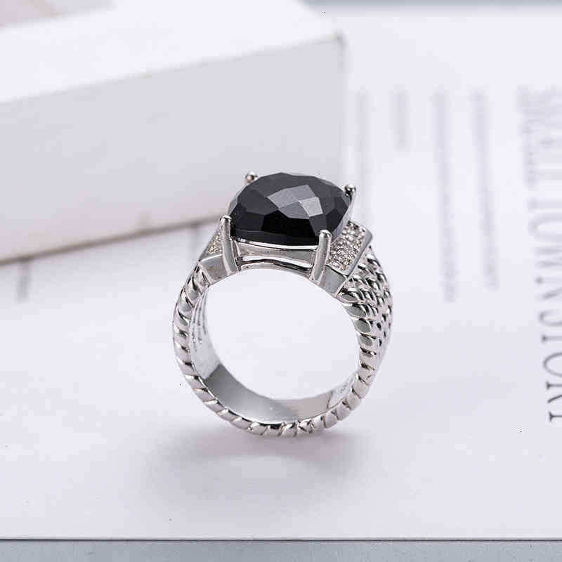 

Band Rings 18K Gold Dy Twisted Wire Prismatic Black Ring Women Fashion Platinum Plated Micro Diamond Trend Versatile Rings Style