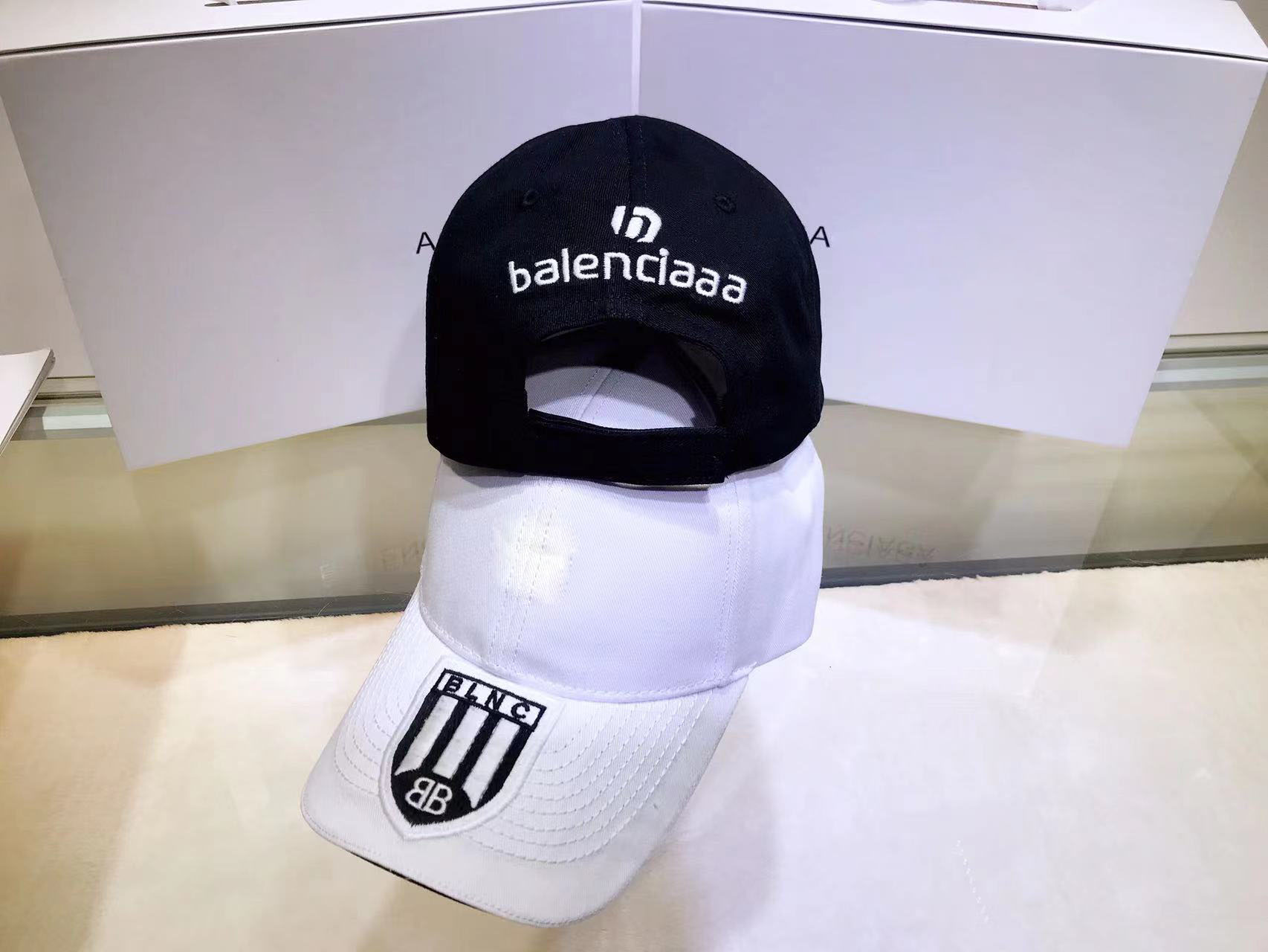 

Couples with the same designer ball cap Autumn and winter cotton embroidered letters casquette Outdoor travel sports sunshade Caps, Black