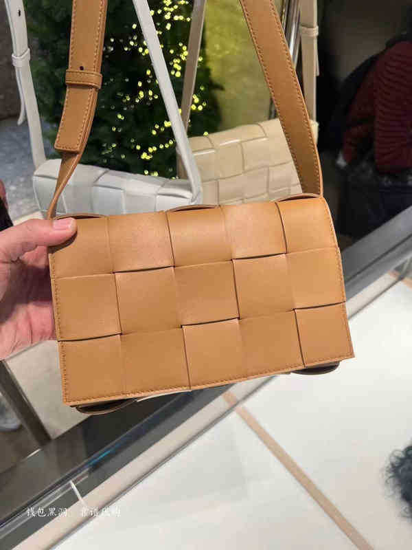

Handbags Venetas Bottegas Purchase Designer Casette Metal Triangle Buckle Oil Wax Leather Woven Bag Matte Waist Bag, Black