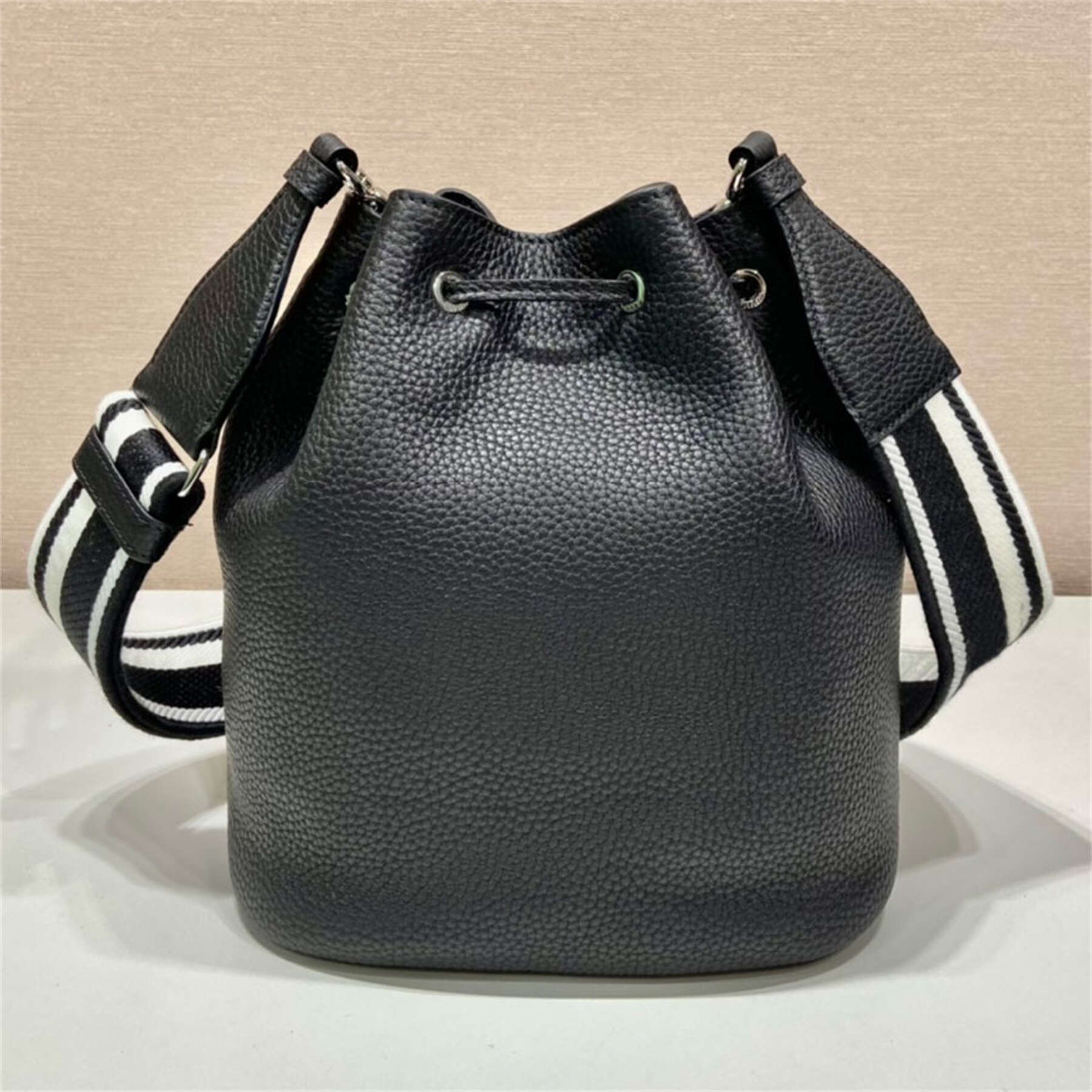 

womens Leather bucket bag shoulder bags designer top quality genuine leather 2023 vintage crossbody purse prad