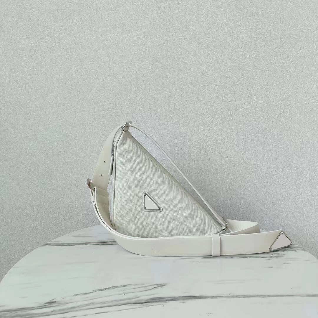 

2023 Small Full Leather Backpack Calfskin Bracelet Bag Ladies Triangle Fashion New Retro Luxury Designer Popular Versatile Messenger Handbag Boutique black Bags P, Red