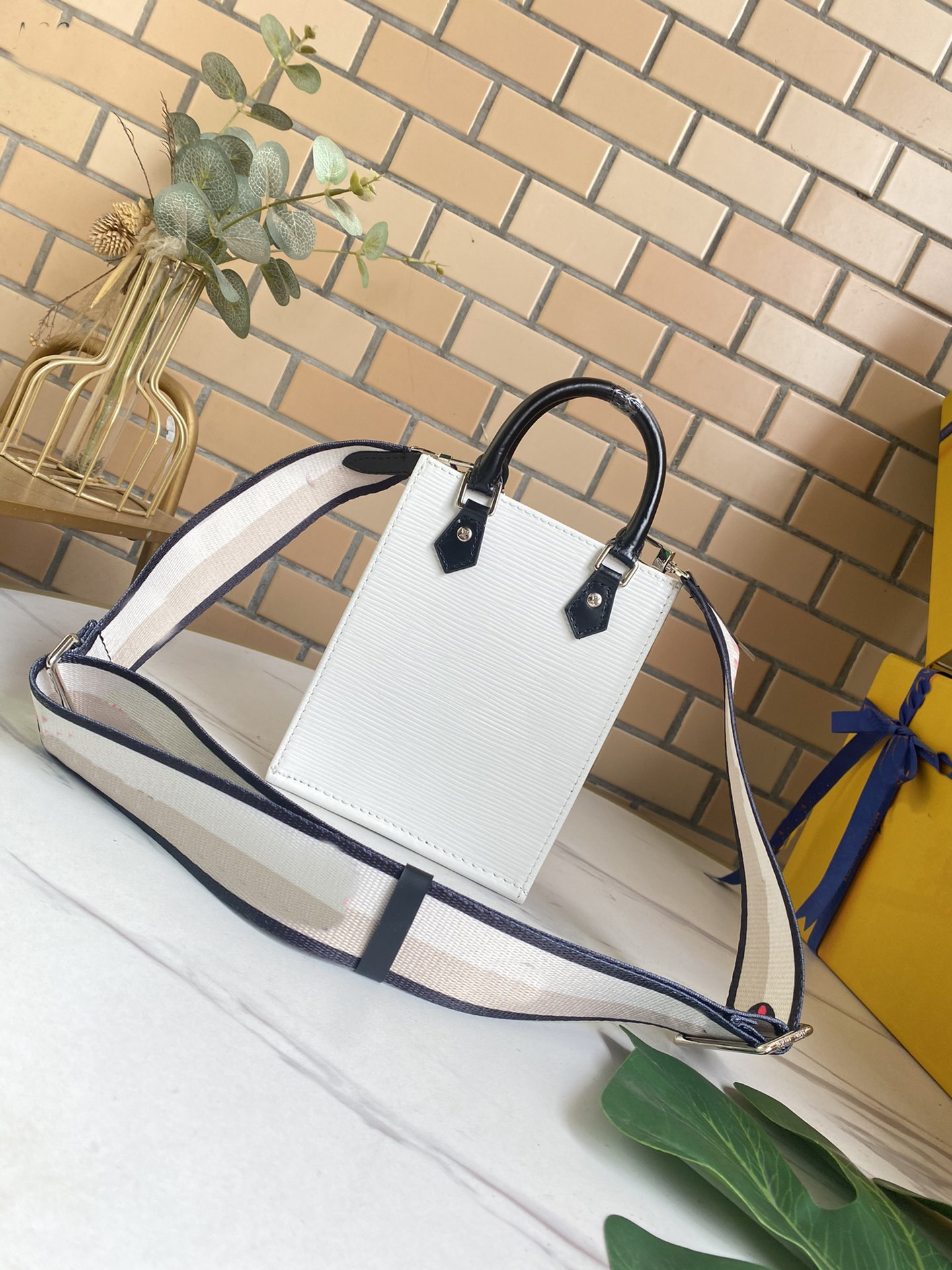 

New designer luxury shoulder bag can be carried shouldered and diagonal 69441, White