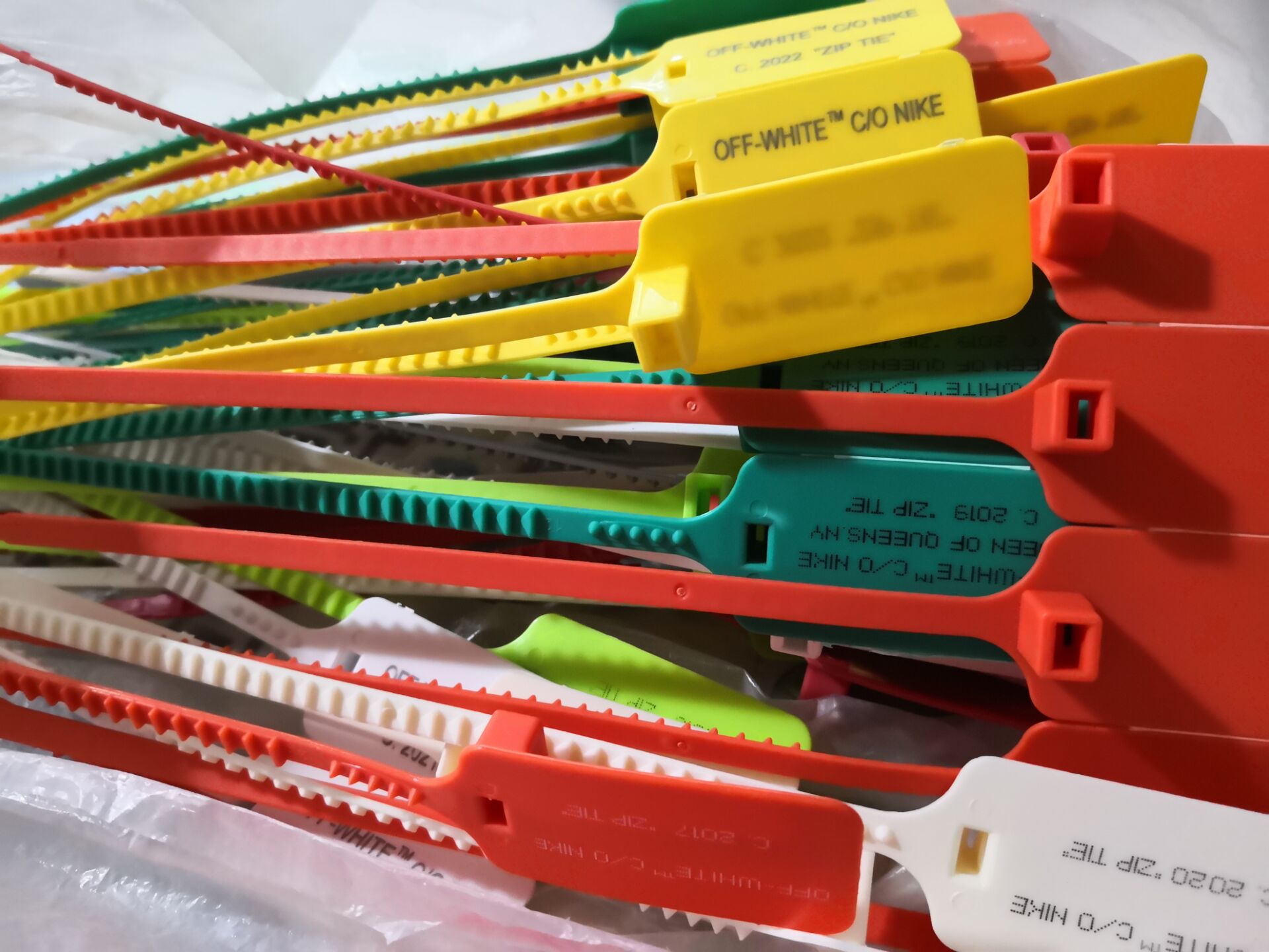 

off shoe zip tie red white blue yellow strap ow tag plastic buckle virgial designer c c label ck25011241 b23