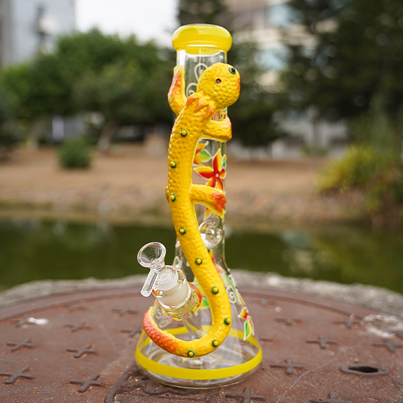 

Unique 3D Yellow Lizard Handwork Style Hookahs Glow In The Dark Big Bongs Ice Pinch Pyrex Thick Glass Water Pipes With Bowl Diffused Downstem