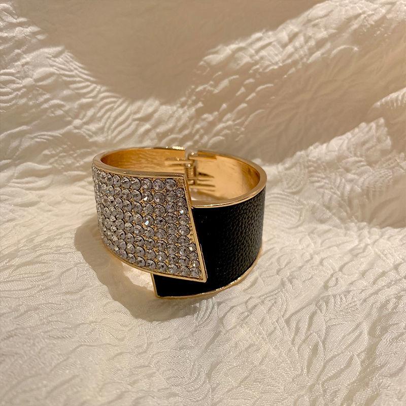 

Bangle Wide Version Bracelet 2022 Fashion Sweet Personality Light Luxury JewelryBangle