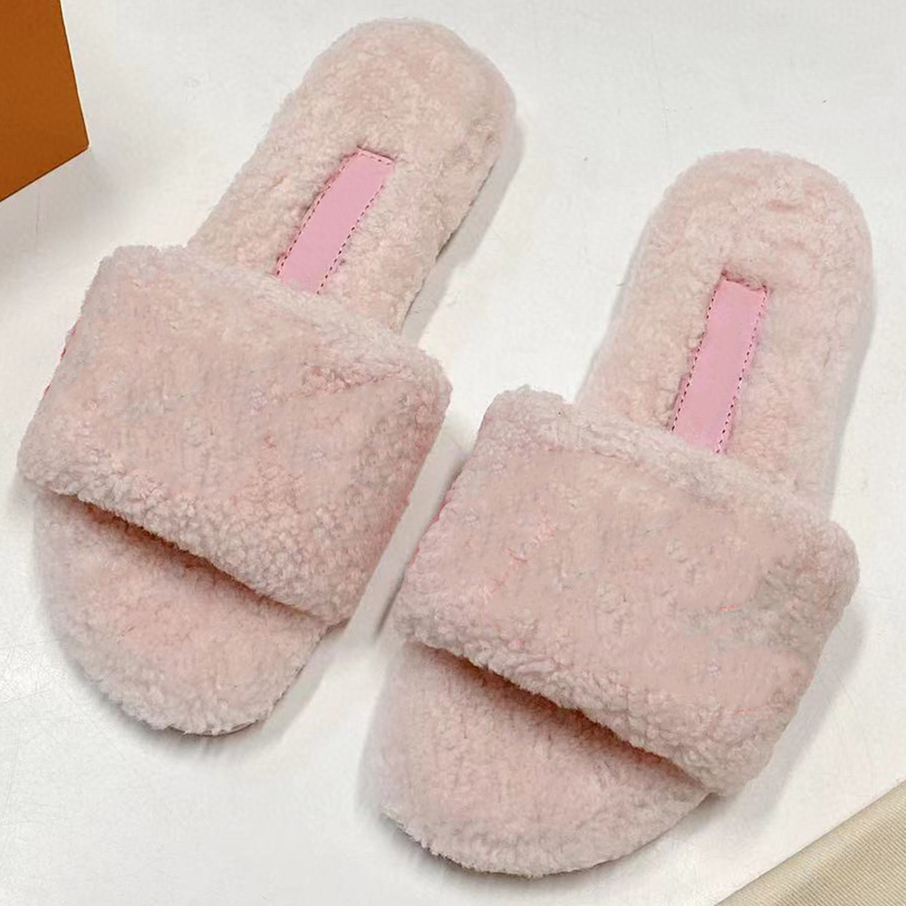 

MAGNETIC FLAT MULES Slippers Sandals combine comfort and luxury with a fluffy shearling upper soft shearling footbed Wide front straps oversized logo sandal, Black