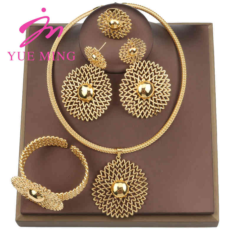 Ensemble de bijoux plaqué or de Dubaï de créateur de bracelet évider de grandes boucles d'oreilles collier et bracelet ensembles d'anneaux pour l