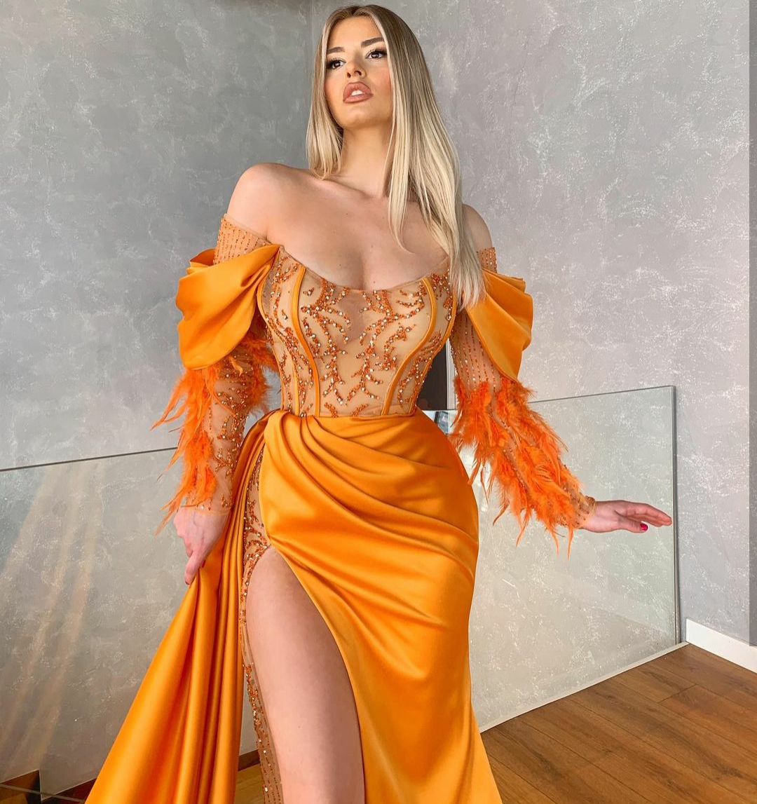 Robes De Soirée Sirène Orange Manches Longues Bateau Hors Épaule Plume Satin Etage Longueur Fente Latérale Perlée Appliques Paillettes Robe De Ba