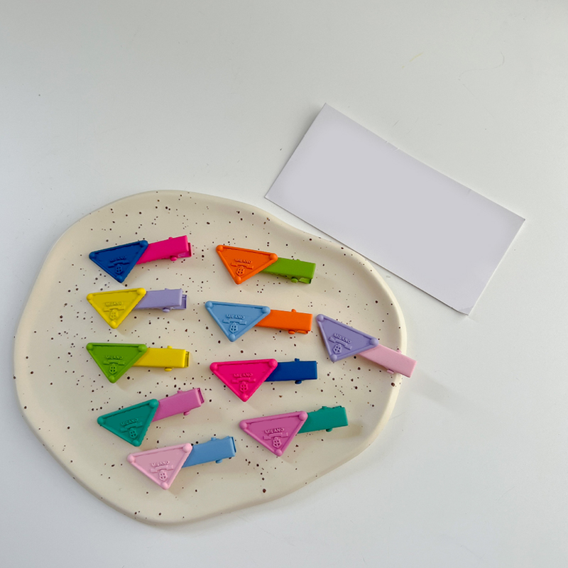 

Candy Color Triangle Letter Hair Clip Women Girl Letters Barrettes for Gift Party Fashion Hair Accessories