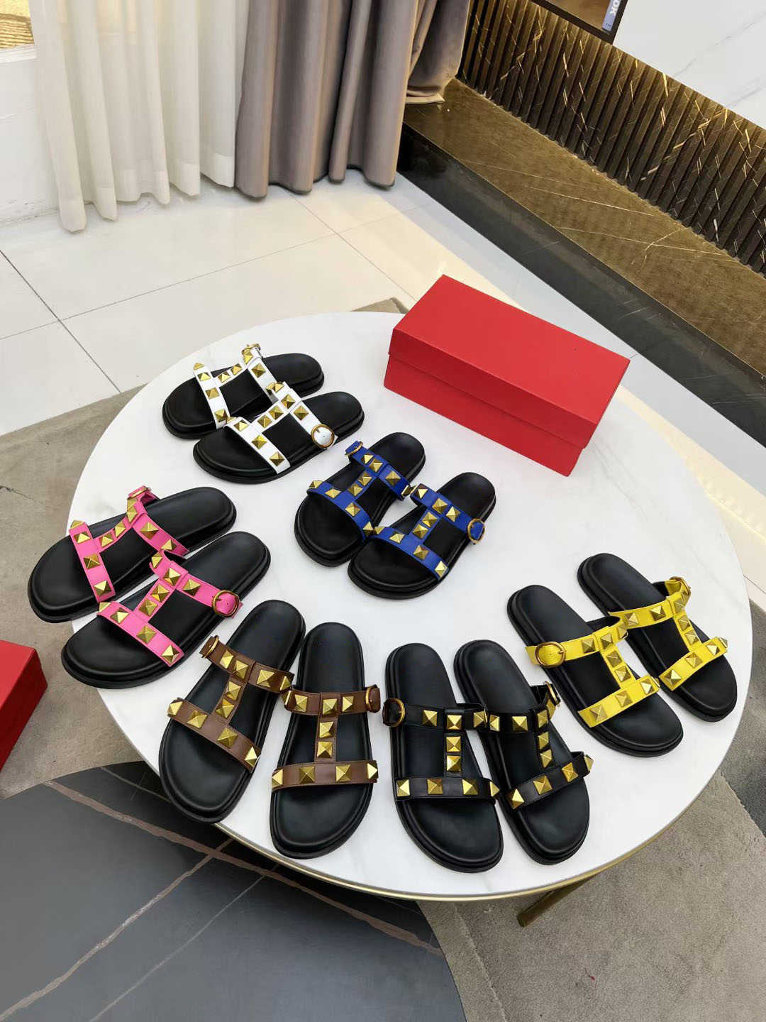Top Designer Women Slipper Roman Stud Flat Calfskin Slide Sandal Indoor Slippers Summer Luxury Fashion Beach Flat Flip Flops Shoes