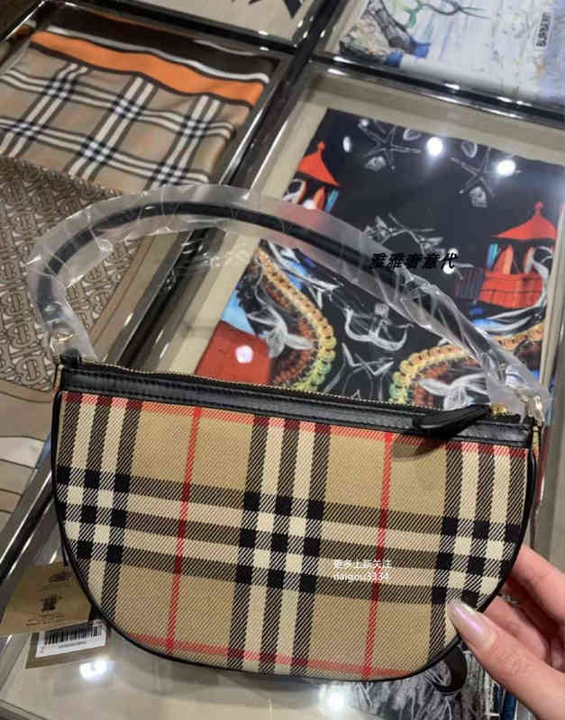 Burbreys Crossbodybody Sacs Sacs Burbery Onthego Tote Luxuries Designers Femmes Bagins Sacs Totes Designer Woman Hands Hands Hands Baulle Paris P