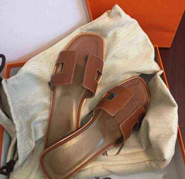 Mode 2022 Sandales Gétille en cuir femmes pantoufles d'été Luxury Flat Slides Ladies Beach Sandal Party Mariage Oran Slipper avec Sac à poussière