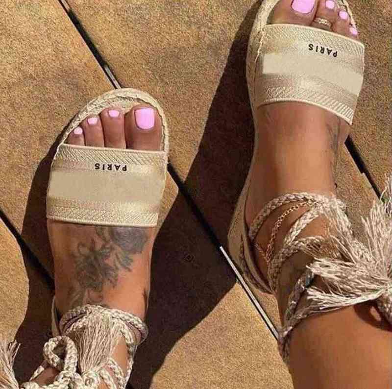 Chaussures en toile d'été pour femmes Femme de luxe Femme à talons à talons décontractés confortable Designer à la cheville à lacets Slippers Fem