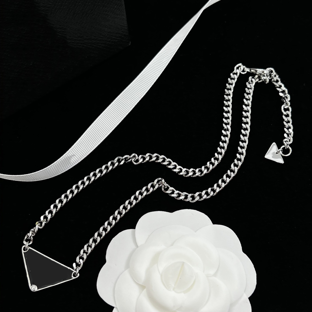 

Fashion Women Designer Necklace For Men Pendant Necklaces Triangle Heart Letter P Gold Chains Designers Jewelry Luxury Brand Gift Box