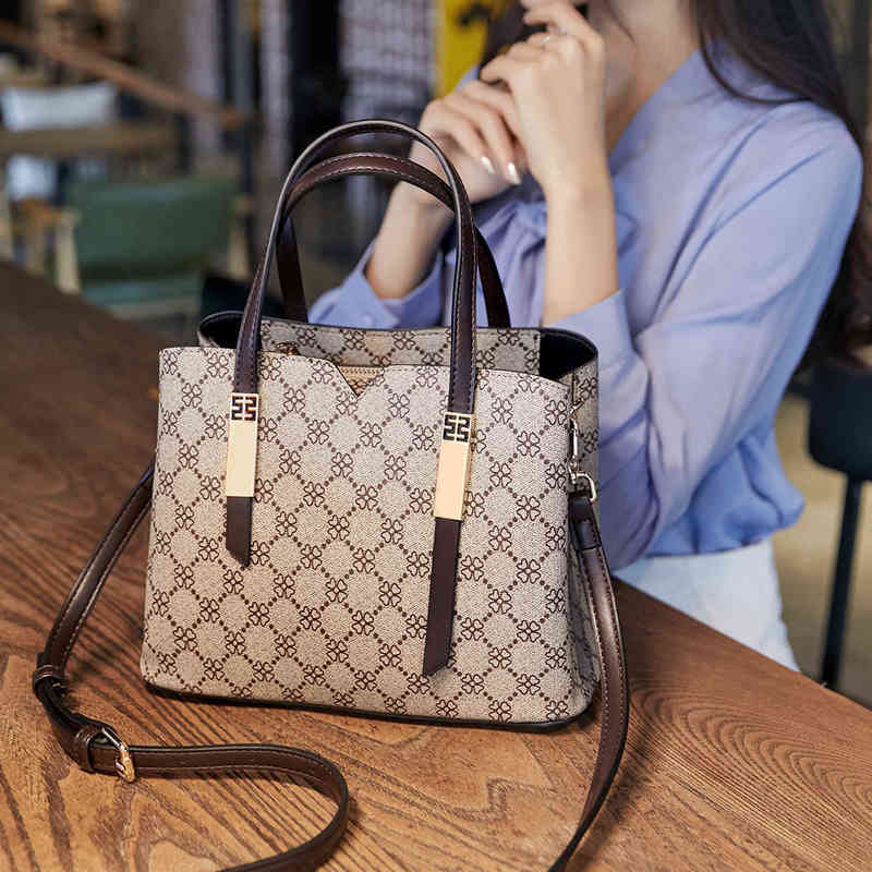 

Bags New classic versatile handbag large capacity single shoulder women's messenger Handbags, Beige