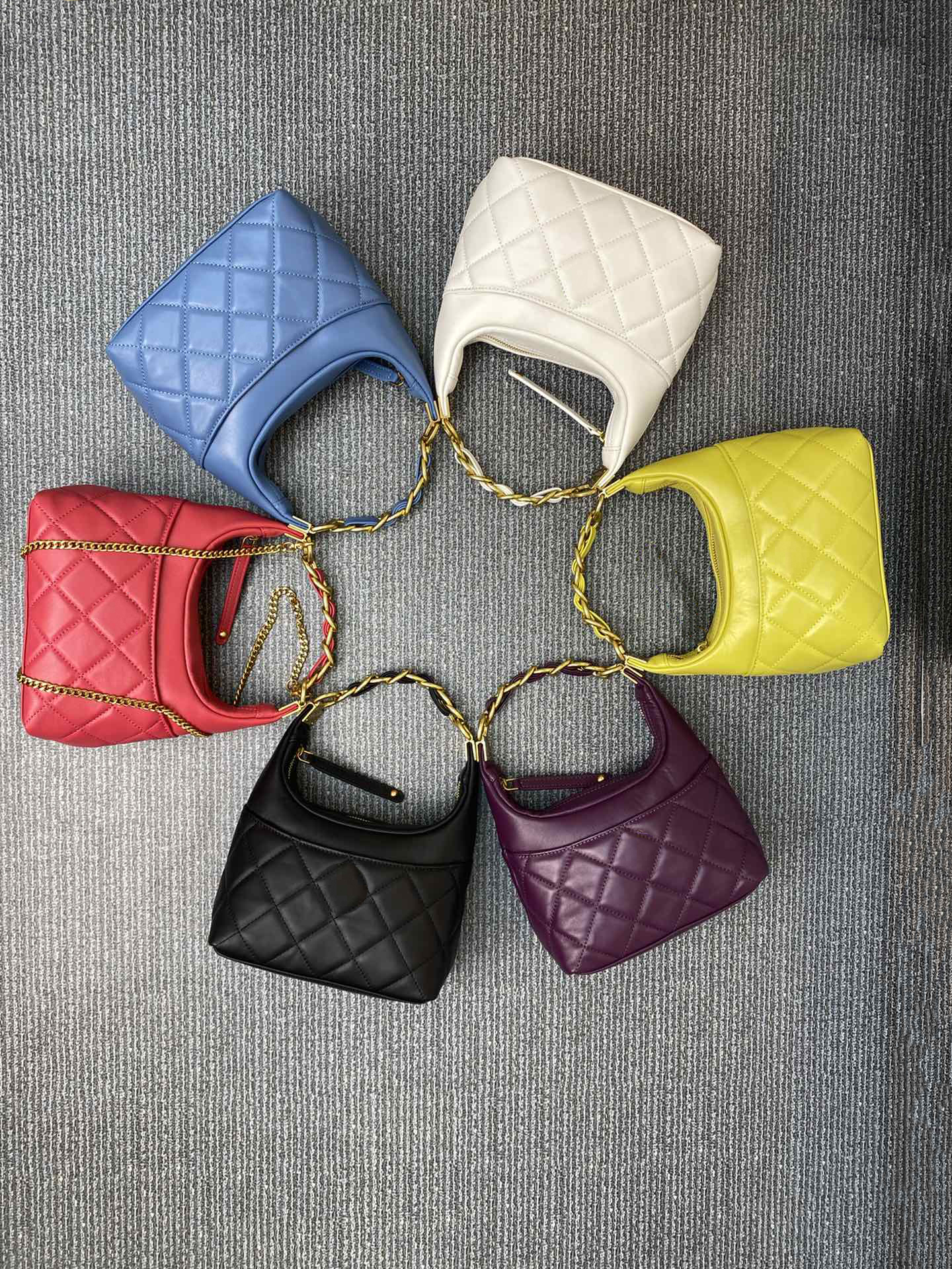 

22ss pre collection large shopping beach bags old gilt chain Vintage chain armpit bag leather carrying chain shoulder strap large capacity handbags Sacoche W76, Extra freight