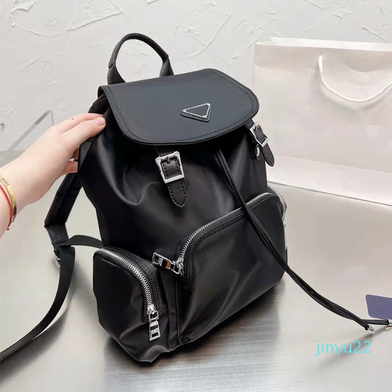 2022 Designers Sacs d'école masculine sacs à dos de luxe Black Backpack Nylon de grande capacité Triangle de taille moyenne Triangle de mode Malt