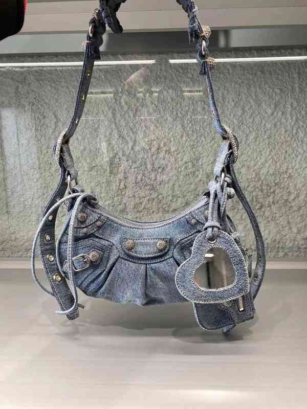 

Top Handbag Designer Balencaigass Locomotive Le Cagole Diamond Button Denim Blue Armpit Bag Crescent Moon Dumpling Motorcycle Bag Leather High Quality, 380tvl