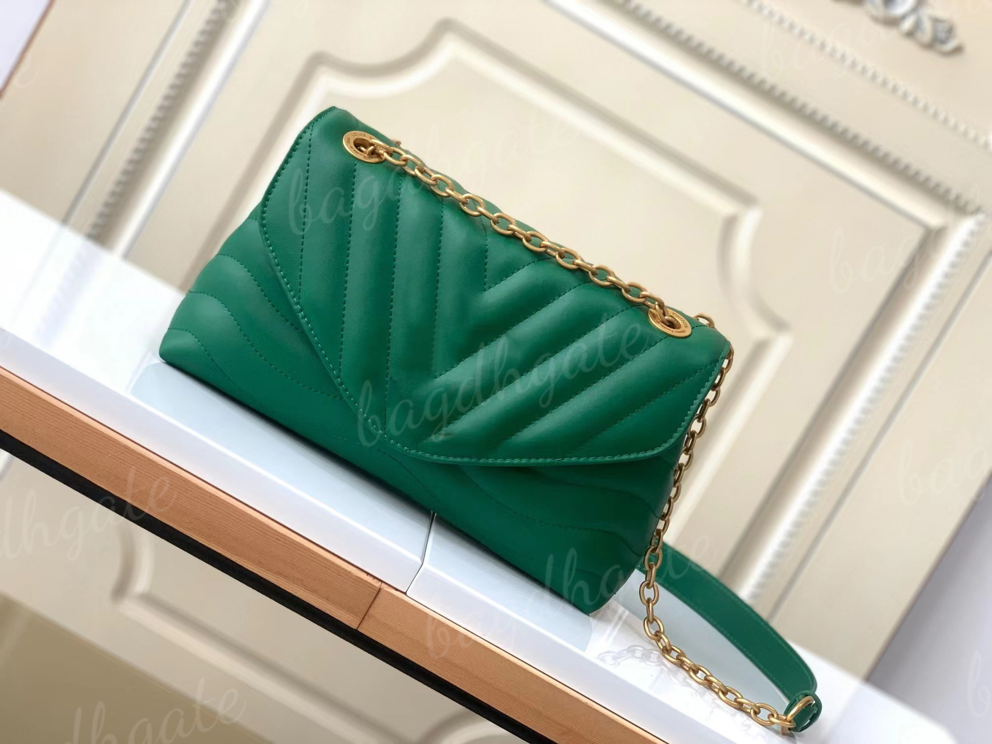 

The designer's Lvity luxury top bag is made of imported cowhine leather with excellent touch and large capacity with gold chain green 24cm, Justbox