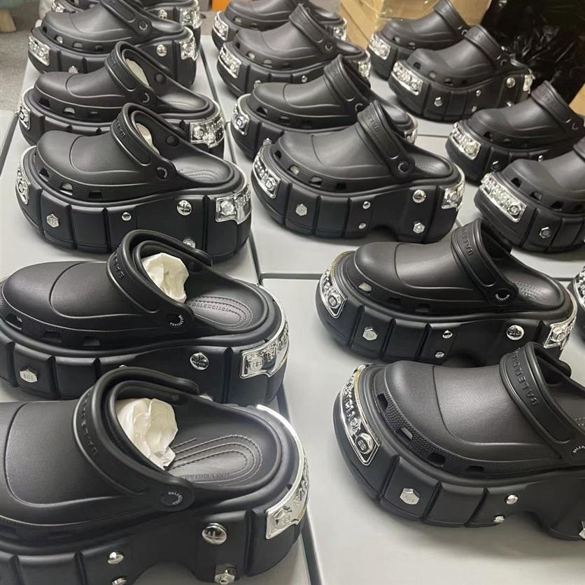 

2022 top quality Men Women Triple S Punk Style Slippers Flip Flops HardCroc Beach Pool Slides Sandals Rubber Rivet Slide Casual Sh219J, I need look other product