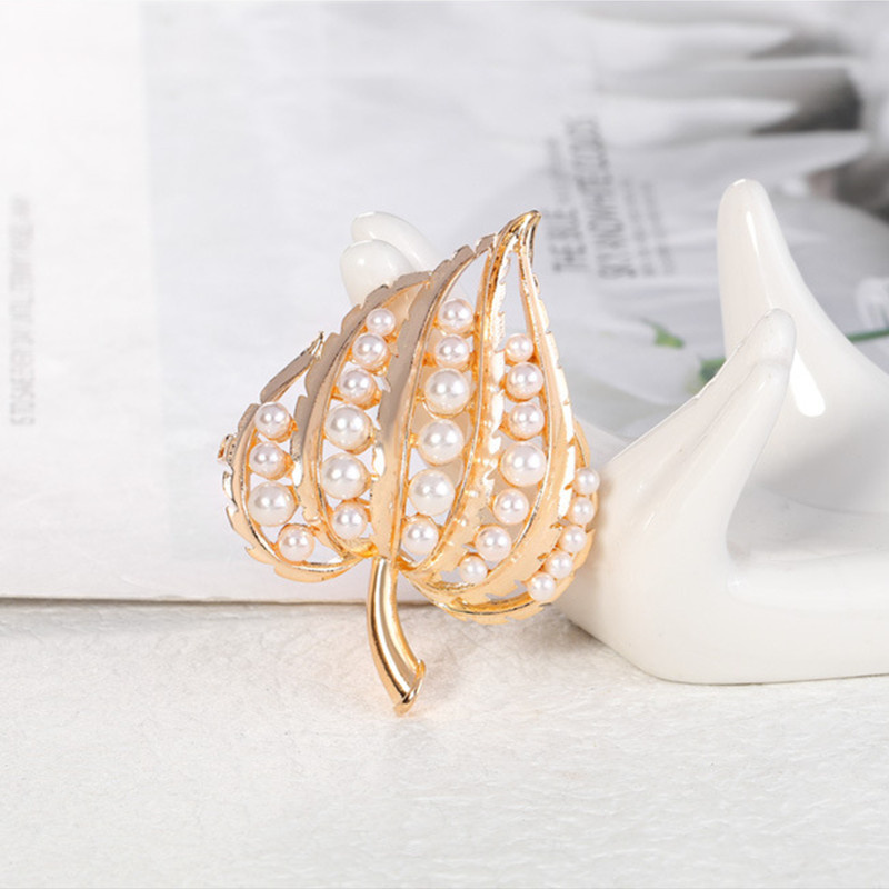 

Pearl Heart Leaf Shape Brooch Alloy Hollow Out Leaves Lapel Pins Women Plant Gold Corsage Badge For Backpack Sweater Clothes Ornaments Accessories