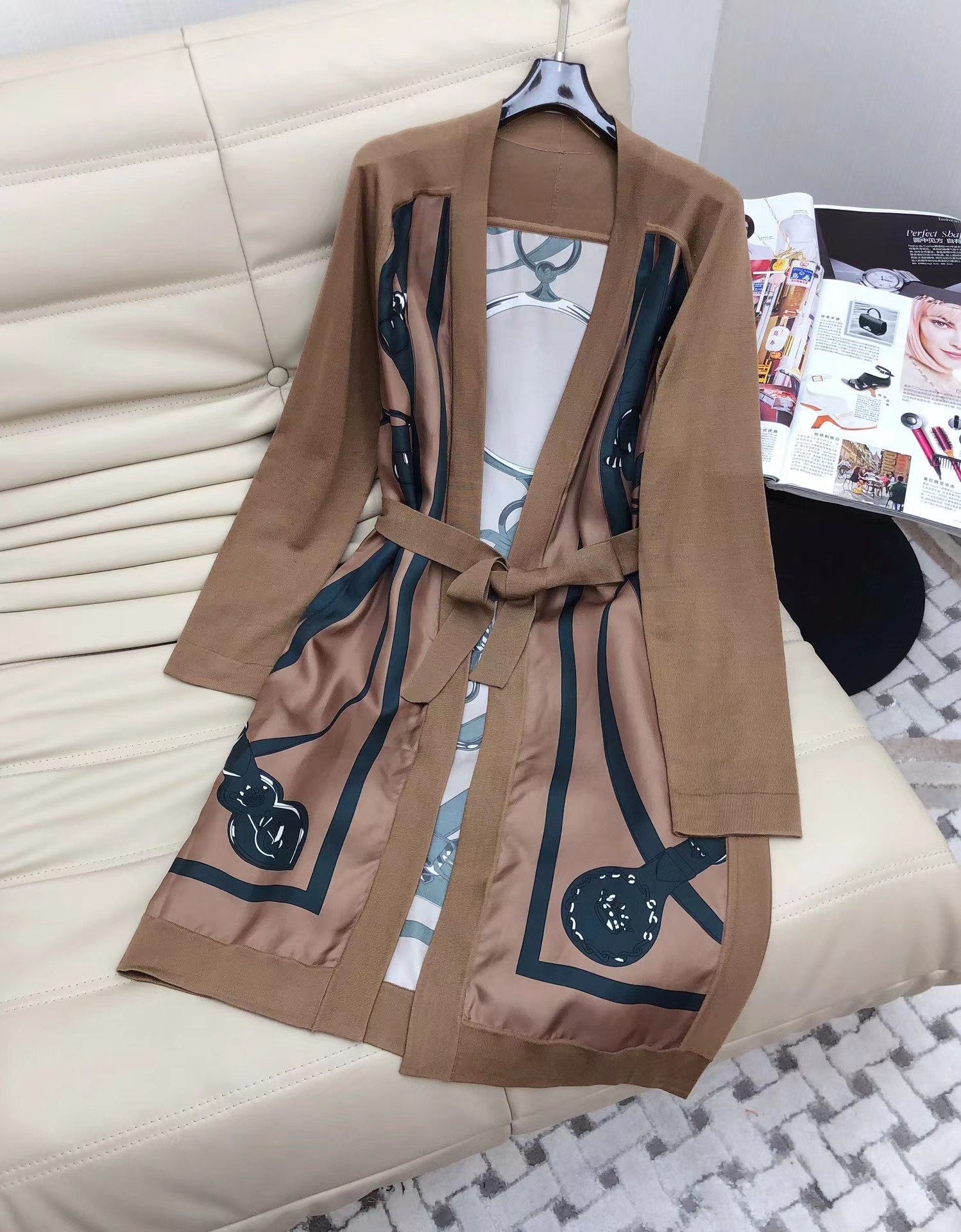 

Milan Runway Women's Trench Coats 2022 New Autumn Winter V Neck Long Sleeve Print Panelled Designer Coats Brand Same Style Outerwear 0820-13, Black