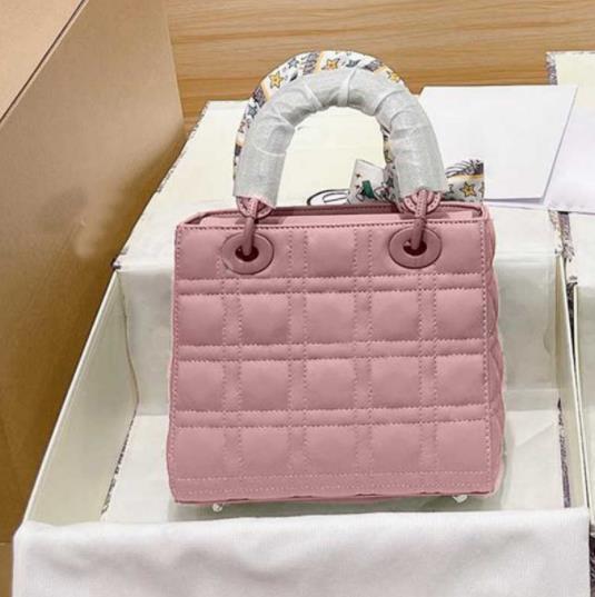 

Cute 2022 Black Ladies Bags Designer Luxury Purses Handbags Tote Silver Shoulder Bag Cross-Body Women Totes Crossbody Clutch Fashion Handbag Thread, Picture color with logo 20 cm