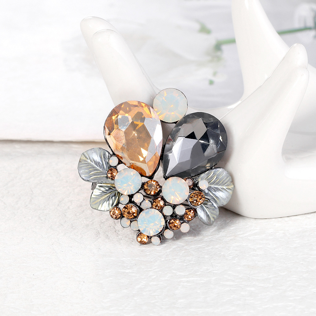 

Water Drop Flowers Corsage Brooch Women Leaves Crystal Collar Lapel Pins Anti Slip Button Clothes Badge European Bags Sweater Clothing Accessories