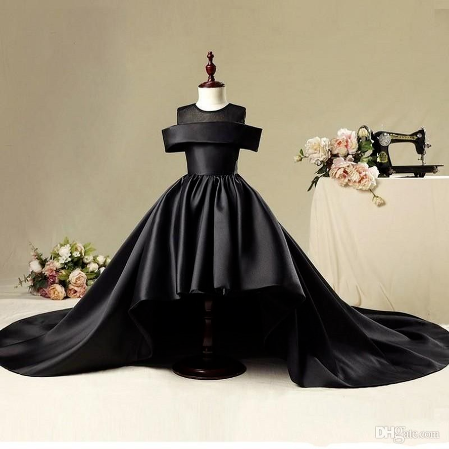 Robe De Fille De Fleur Noire Pour Les Mariages Haut Bas Hors Épaule Satin Robes De Comunion Pageant Robe Première Communion Robes BC14272 0821