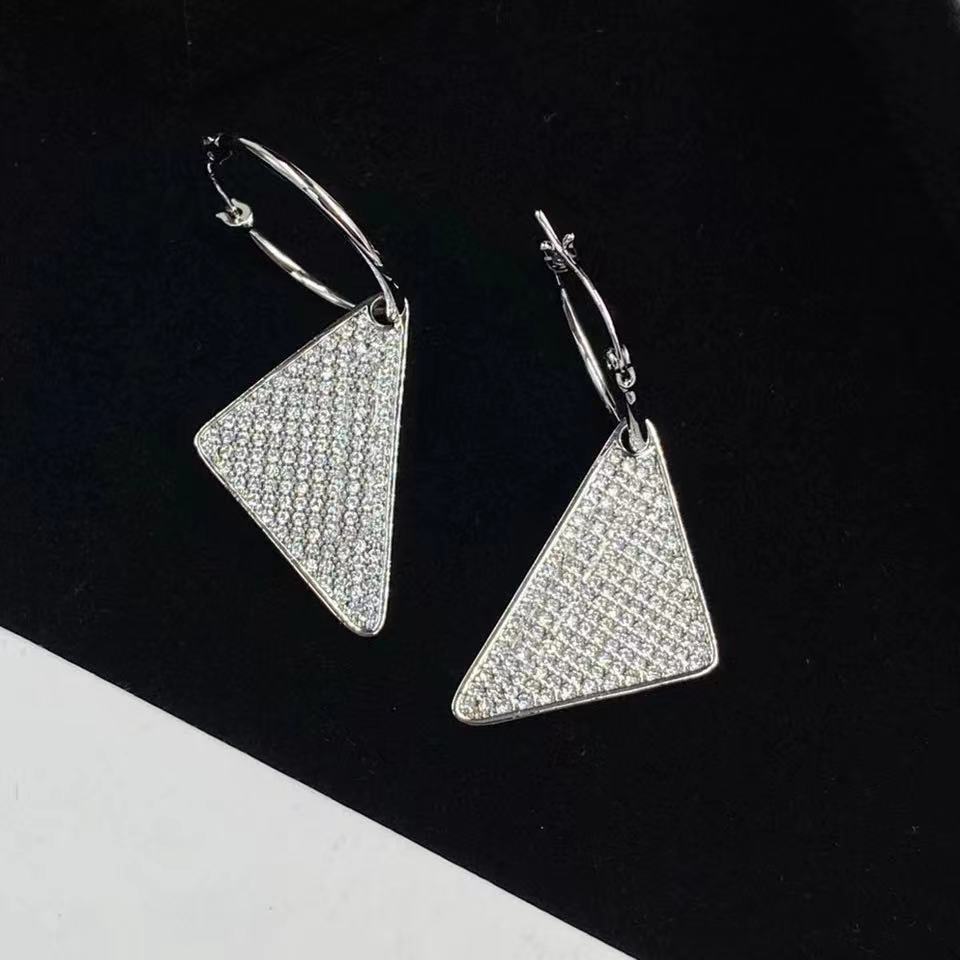 

Luxury Brand Fashion Crystal Triangle Drop Earrings Silver Color Huggie 2022 Trend New Designer Jewelry Women Accessories Ear Cuff