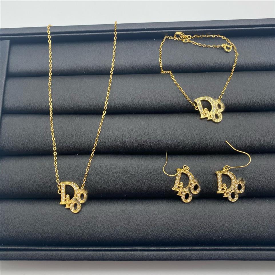 D FAMILLE Small Lettre de parfum Collier de cha○ne de cou en diamant complet Dijia Net Red High Version Boucles d'oreilles Femme226H