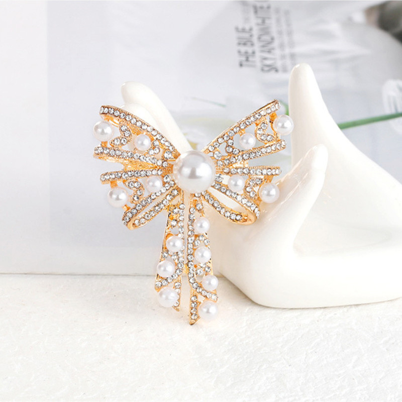 

Crystal Pearl Bow-tie Corsage Brooch Women Bow Alloy Collar Lapel Pins European Banquet Party Gift Clothing Badge For Backpack Sweater Cowboy Ornaments Wholesale