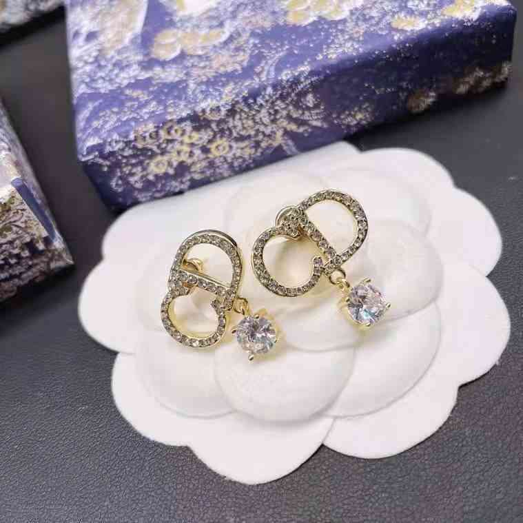 70% de rabais sur l'usine en ligne Ventes directes 2022 Nouvelles boucles d'oreilles Lettre personnalis←es L←ger de luxe Net Red Star Brass Rhina