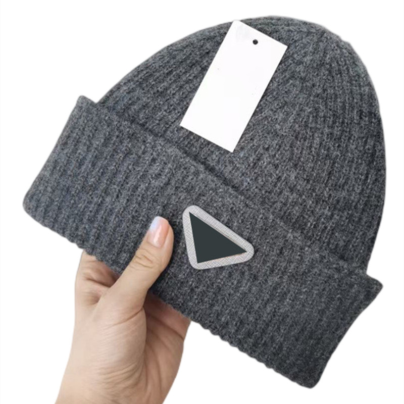 Designer Women's Luxury Beanie Hat Autumn and Winter New P Letter Inverted Triangle Fashion Trend Simple Outdoor Warmth Versatile Knitted Hat